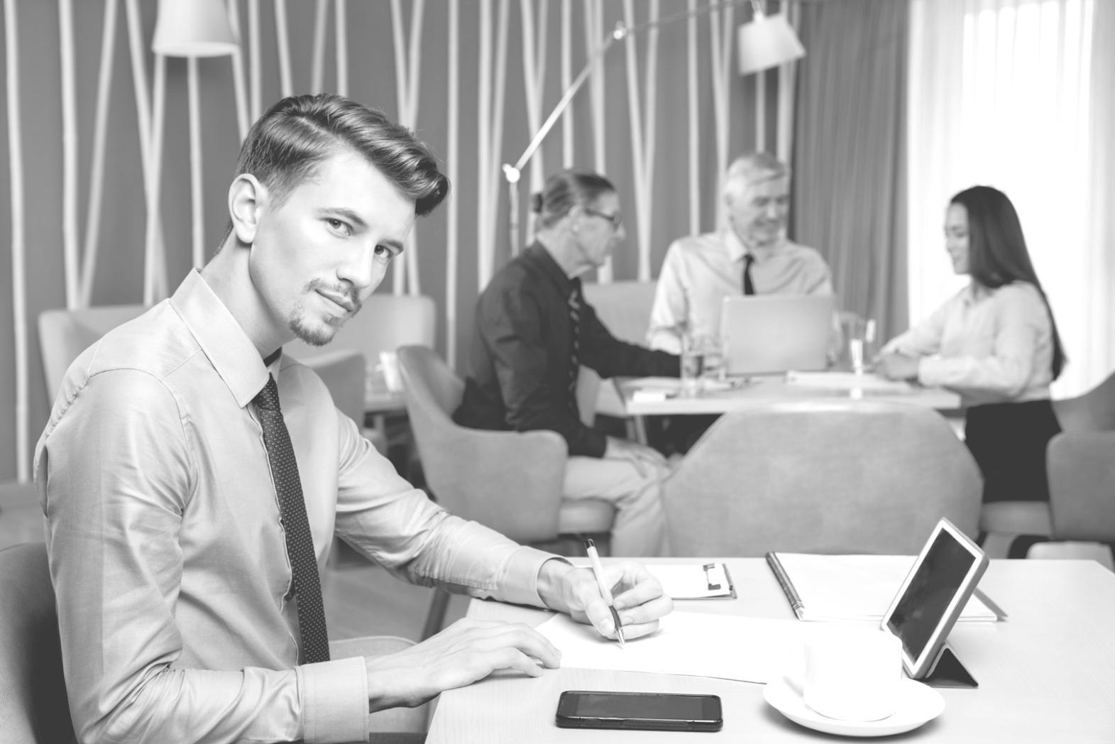 Empresarios analizando informes financieros en oficina moderna