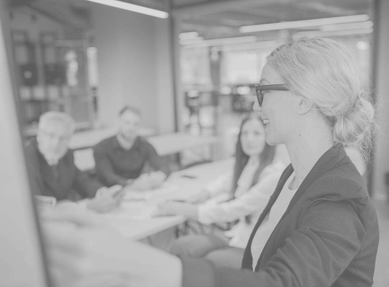 Oficina moderna con equipo trabajando en finanzas
